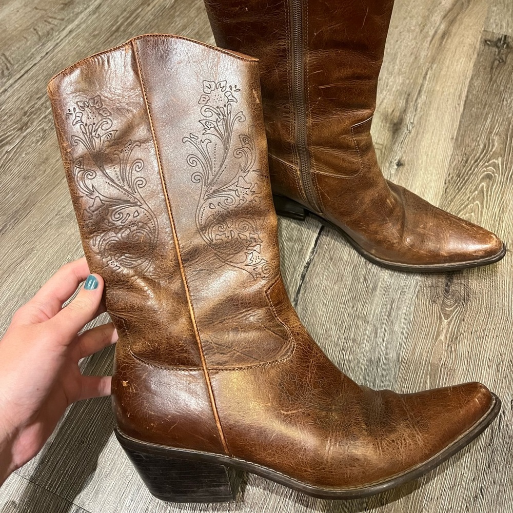Matisse cowgirl western boots with cute design. Zip up